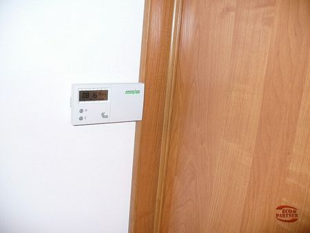 ciekawy montaż ! instalacja elektryczna rozprowadzona w szafie wnękowej - nie widać ani centymetra przewodu ! 